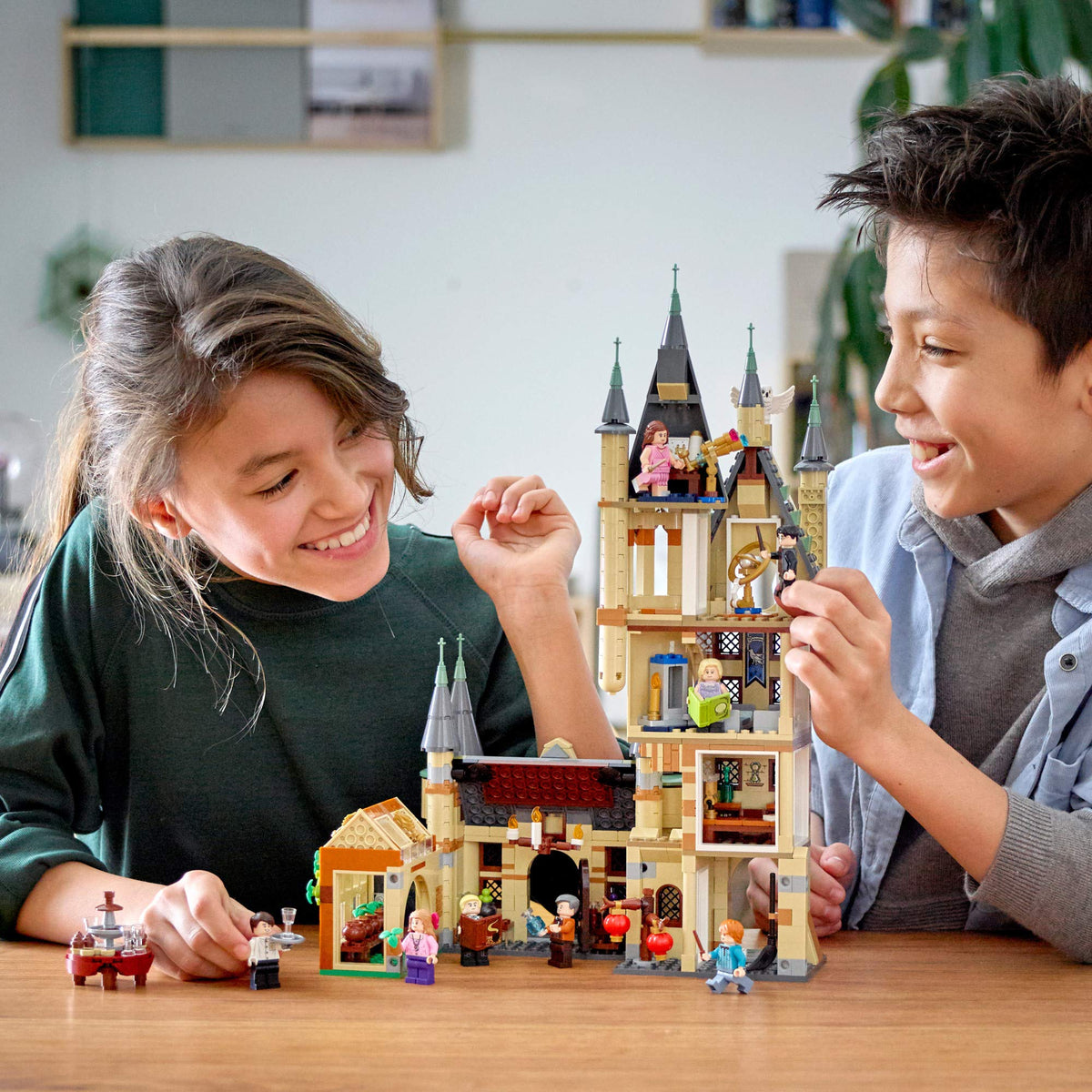 Castle Toy Playset with 8 Character Minifigures P2213